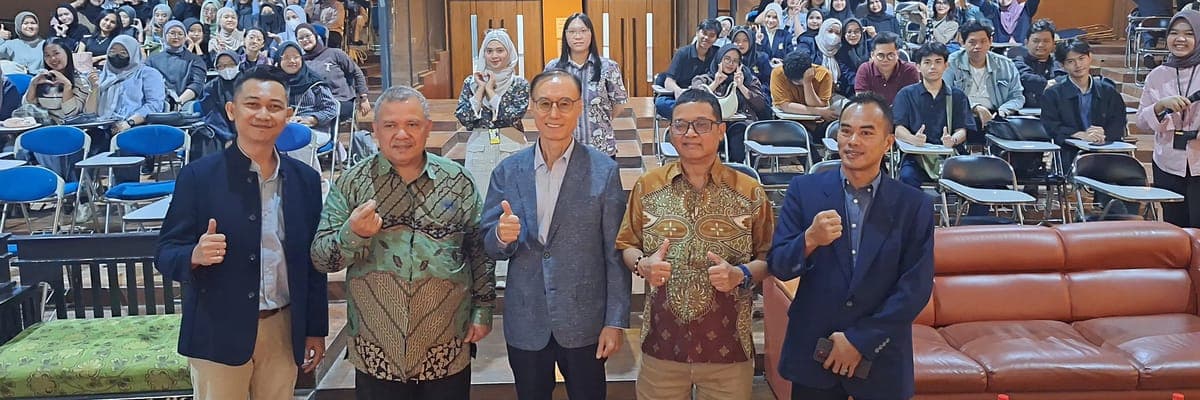 Foto bersama di aula kampus seusai acara