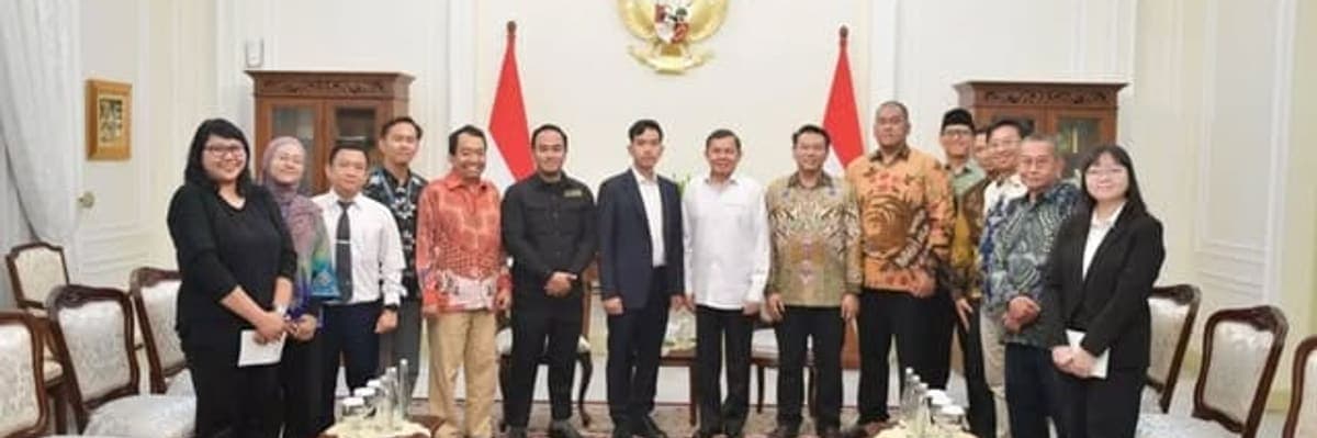 Foto bersama di ruang audiensi resmi berbendera Merah Putih