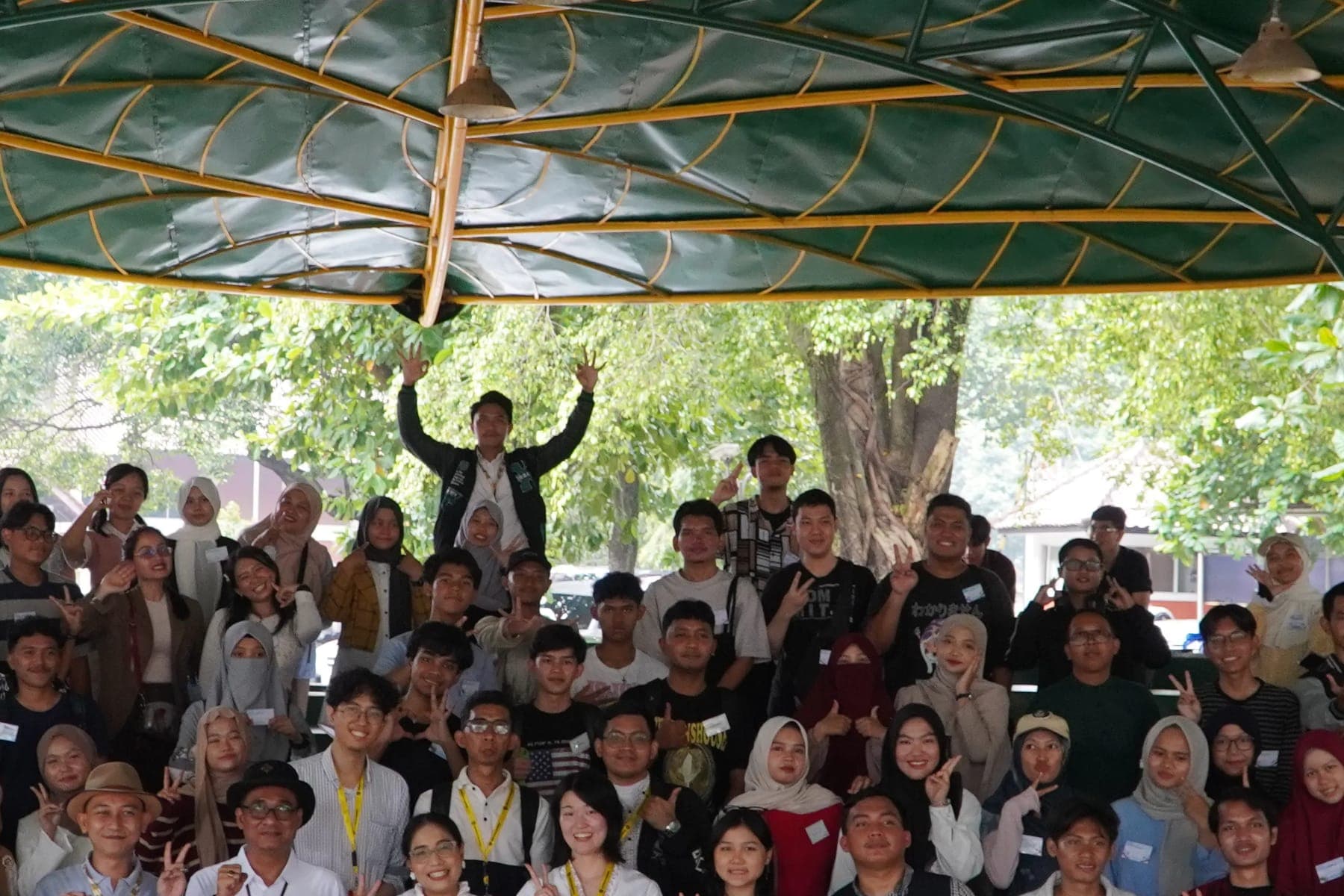 Satu angkatan peserta program berfoto bersama
