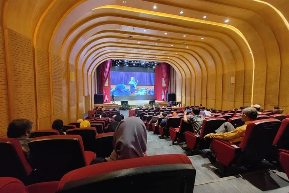 Auditorium penuh peserta acara beasiswa