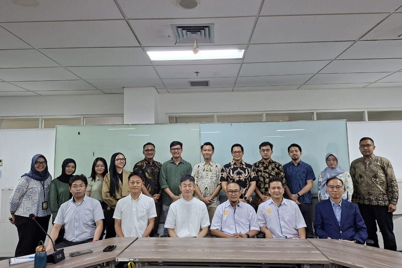 Sesi belajar bersama di ruang kelas