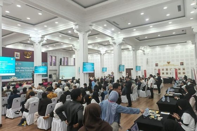 Sesi tanya jawab dalam forum bersama peserta