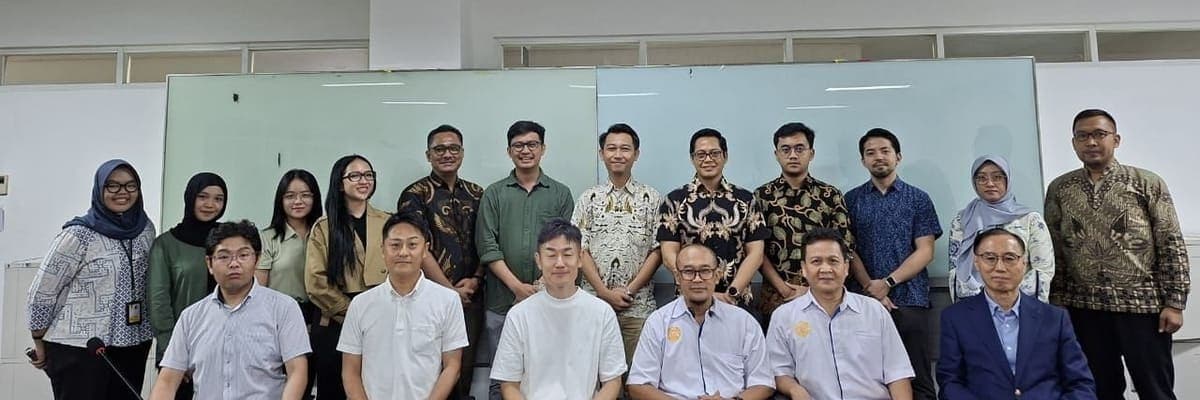 Foto bersama peserta di ruang rapat