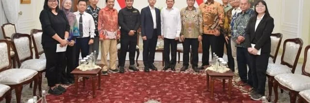 Audiensi resmi di ruang pertemuan