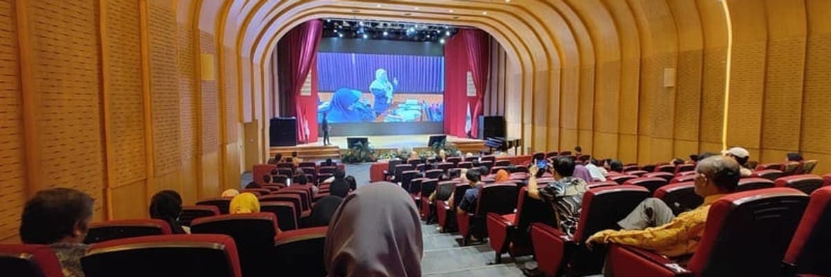 Auditorium dengan layar besar saat acara berlangsung