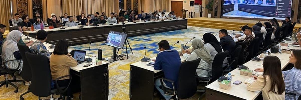 Peserta rapat menyimak paparan di layar besar
