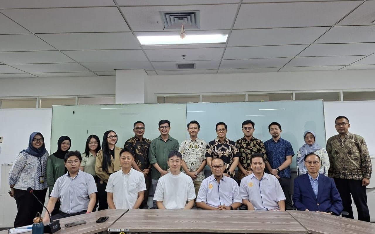 Diskusi persiapan program di ruang kelas kampus