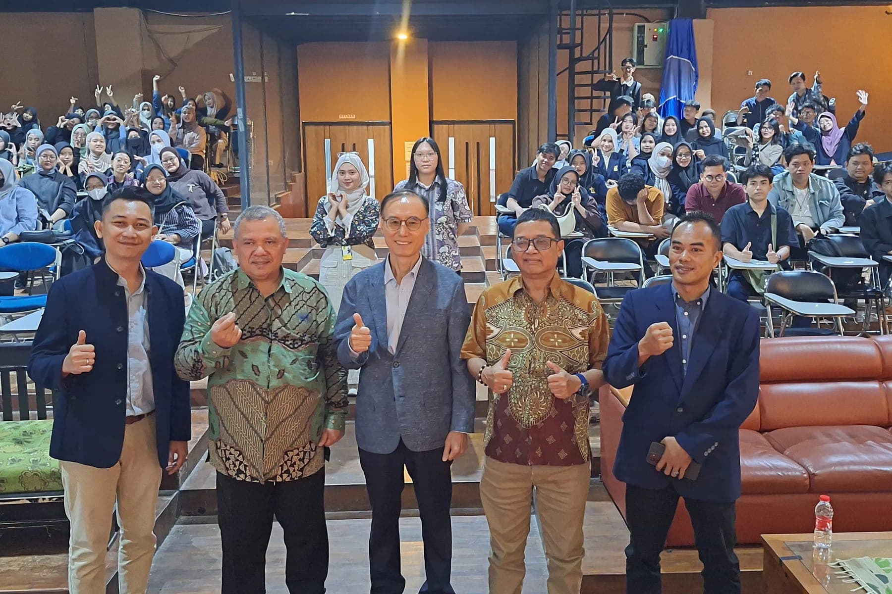 Aula penuh mahasiswa dalam sesi program pengembangan talenta